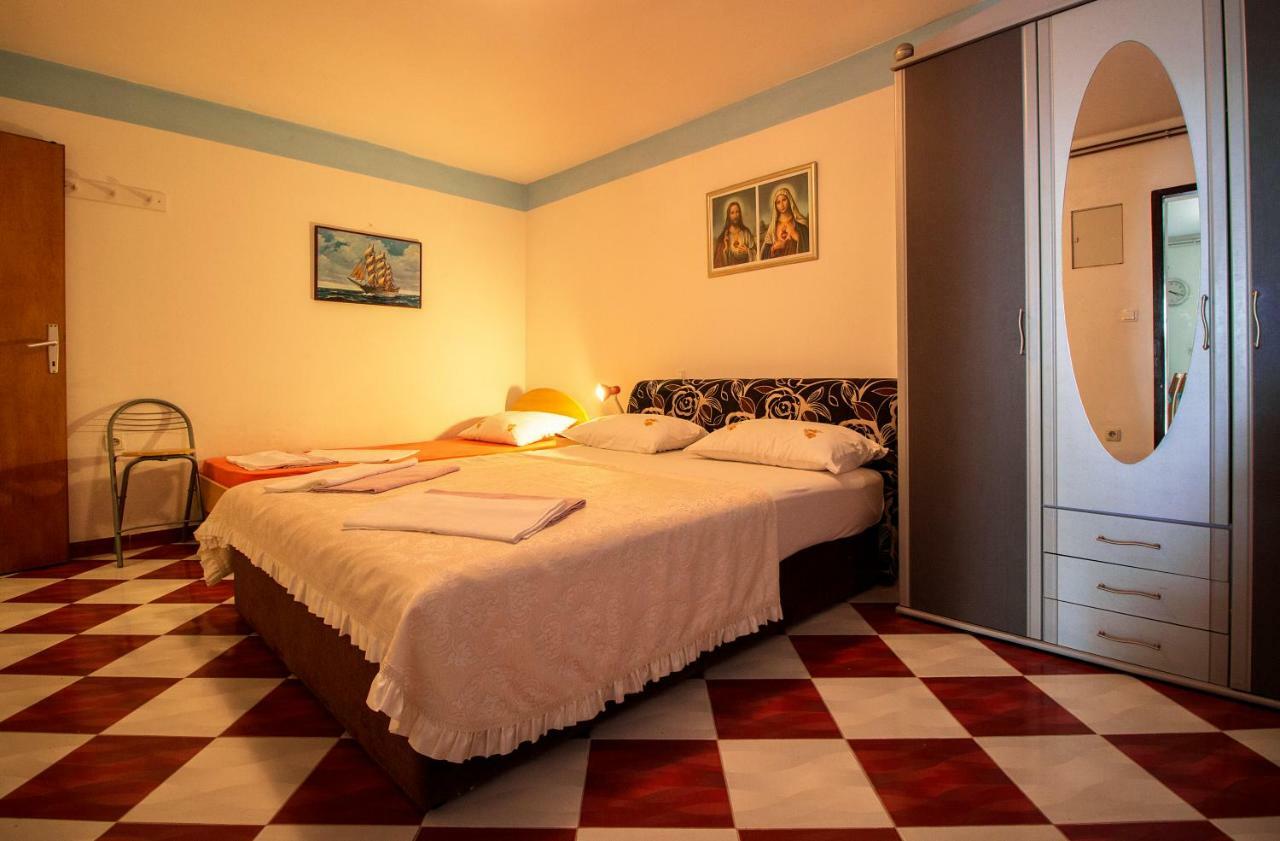 Mrkonjic Branko & Marija Apartmani Omiš Esterno foto